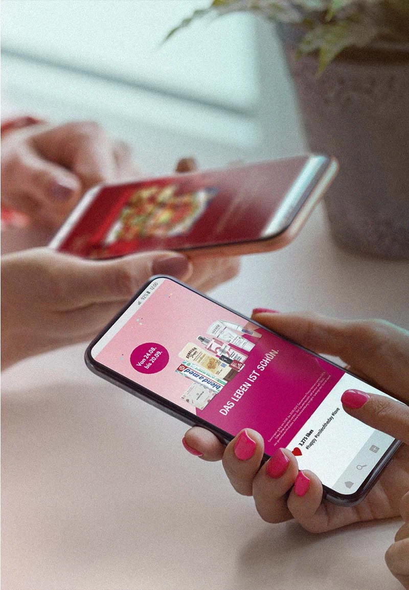 Full-Service Content-Produktion und Social-Media-Marketing: Eine Nahaufnahme von Smartphones, auf denen kreative Instagram-Postings und Kampagnen ausgespielt werden.