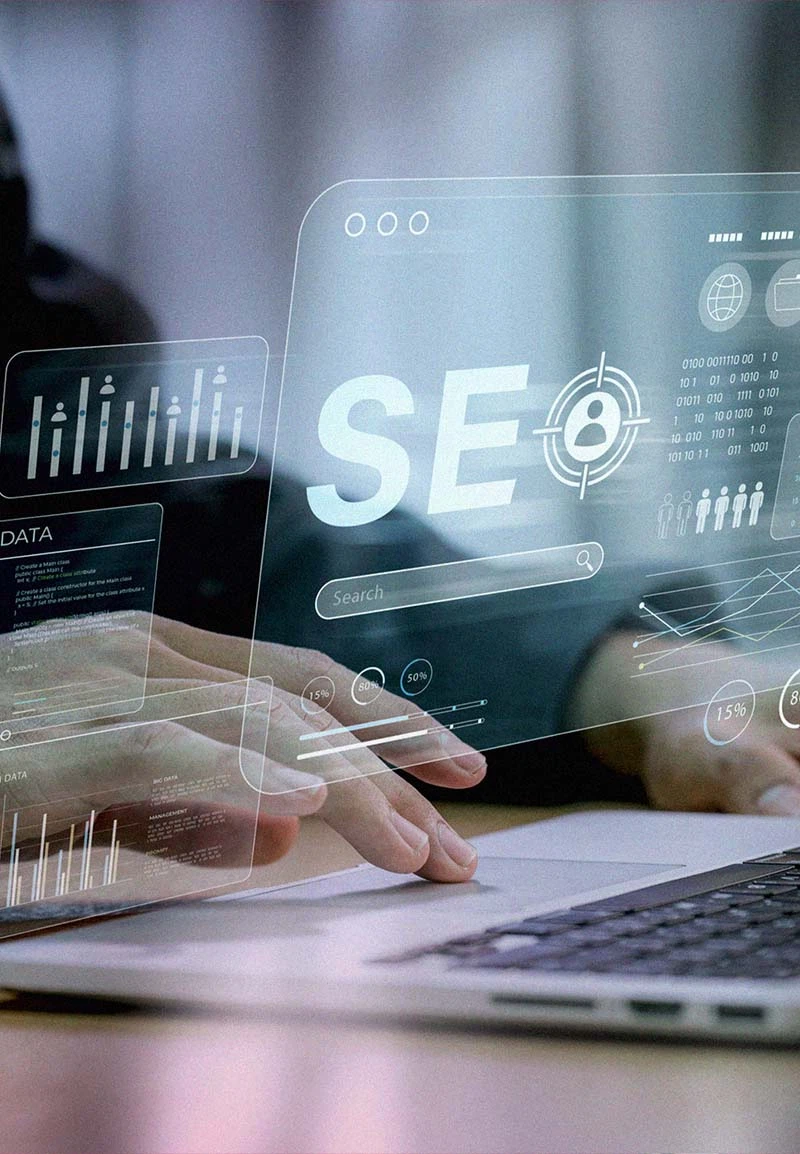 Datengetriebenes Performance-Marketing und Kampagnen-Optimierung: Hände am Laptop unter einer virtuellen Benutzeroberfläche mit SEO-, Tracking- und Analytics-Daten.