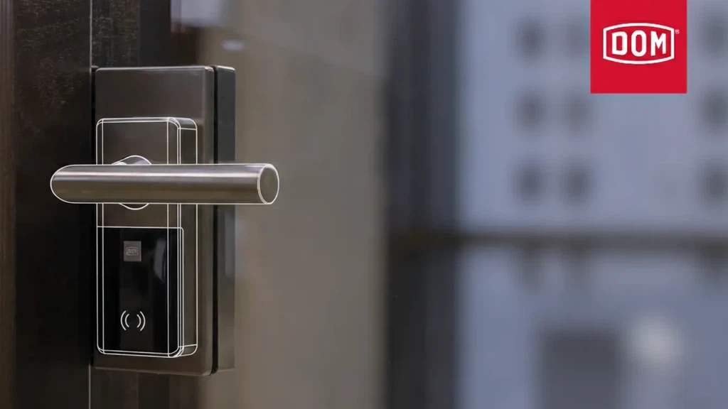 B2B-Performance-Kampagne für Sicherheitstechnik: Elektronisches DOM Tapkey Schließsystem an einer modernen Tür mit digitaler Strichzeichnung und DOM-Logo.