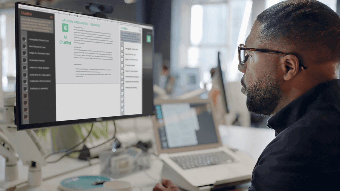 KI-Tools zur Textgenerierung im Praxiseinsatz: Ein Spezialist der MMCAgentur erstellt SEO-optimierte Marketingtexte mithilfe eines KI-Chatbots am Monitor.