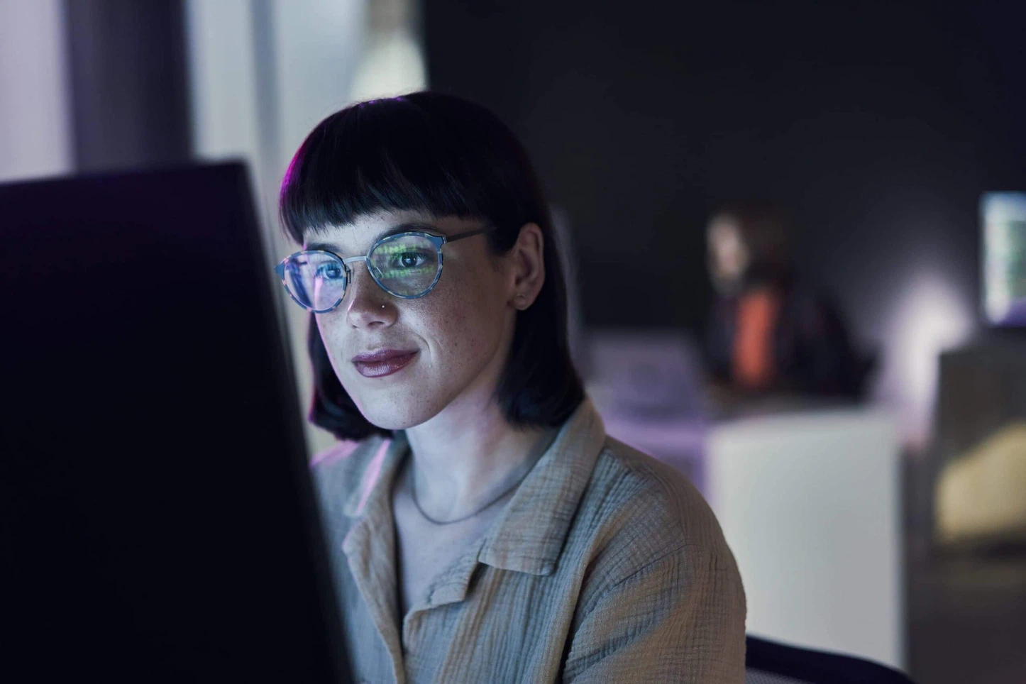 Professionelles KI-Prompting im Marketing: Eine Expertin blickt konzentriert auf den Monitor bei der Optimierung von Prompts für künstliche Intelligenz.