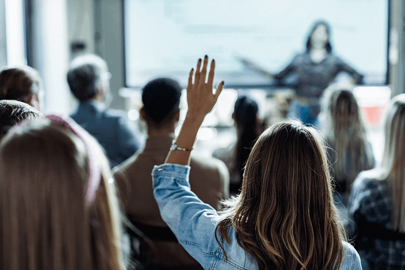 Interaktive Weiterbildung für Unternehmen: Eine Teilnehmerin meldet sich bei einem praxisnahen Workshop zu KI im Marketing der MMCAgentur.