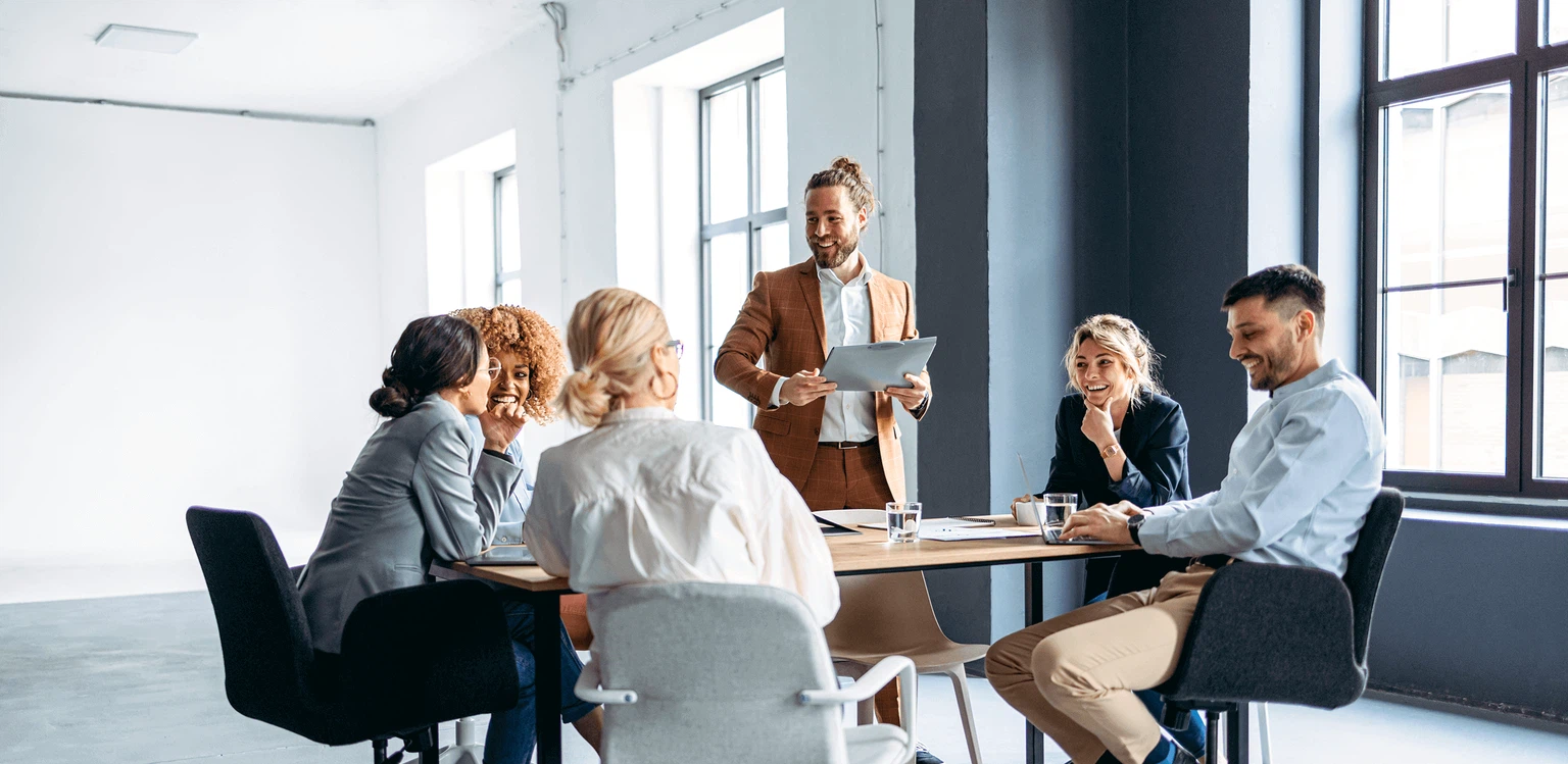 Optimierung der Candidate Journey: Ein Team der MMCAgentur bespricht in einer kreativen Beratungssession authentische Employer-Branding-Strategien.