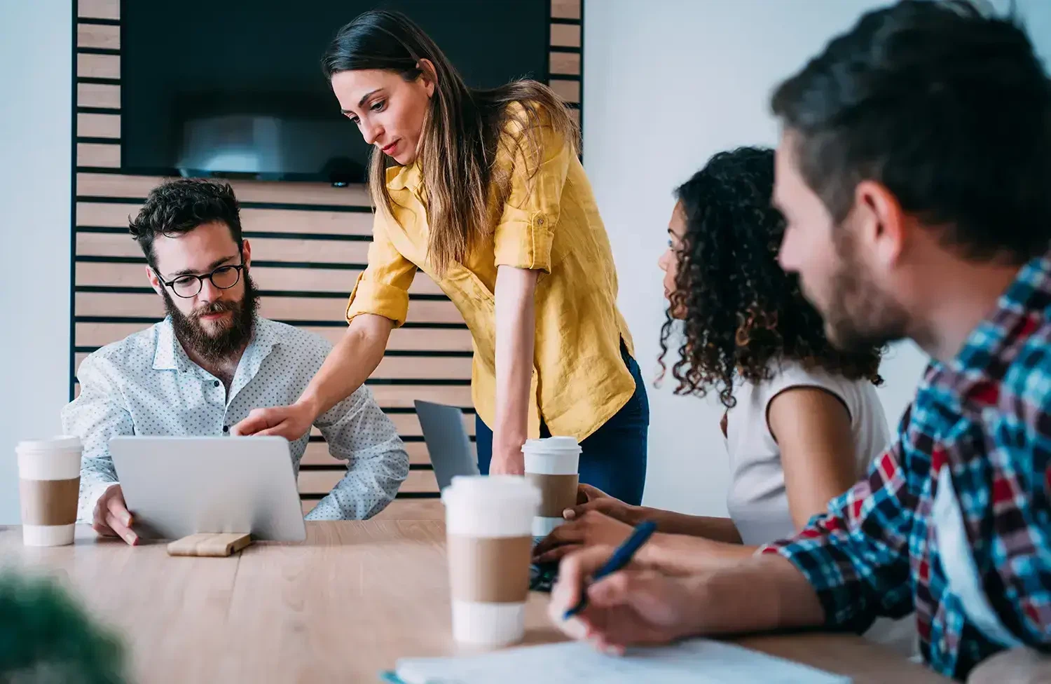 Beratung für Employer-Branding-Maßnahmen: Ein Team der MMCAGENTUR analysiert am Tisch gemeinsame Strategien für Zielgruppen und Recruiting-Kanäle.