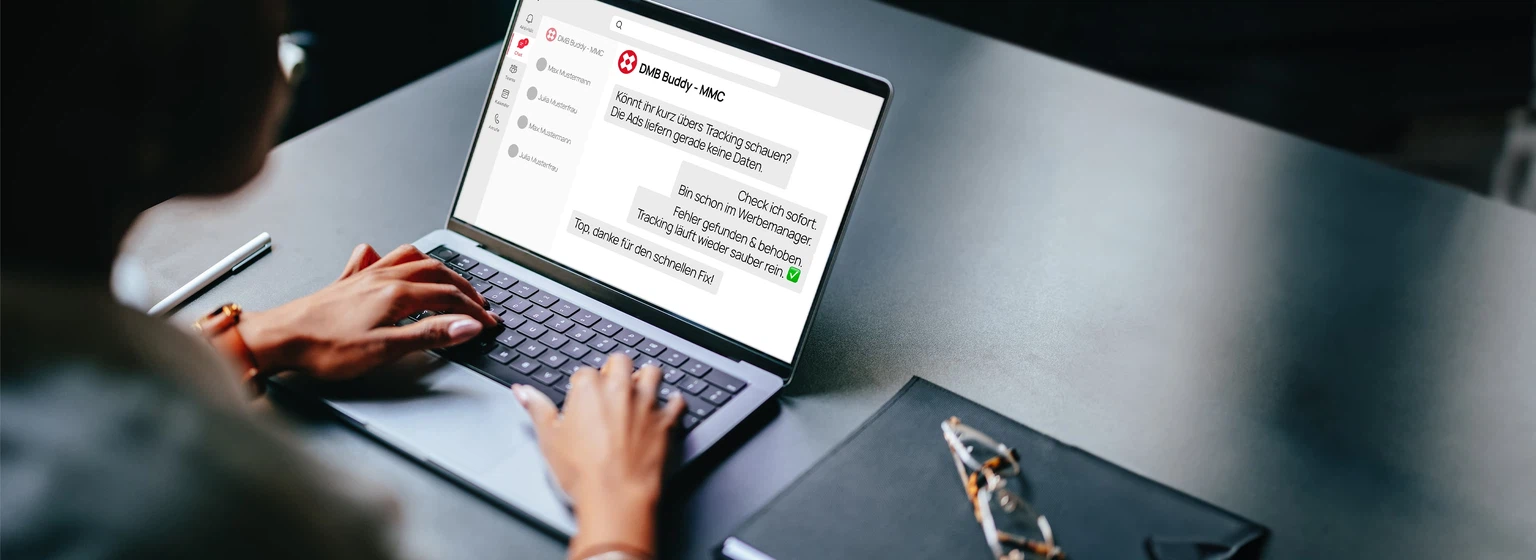 Chatverlauf auf einem Laptop als Symbol für schnelle Abstimmung und konkrete Aufgabenklärung im Digital Marketing Buddy.