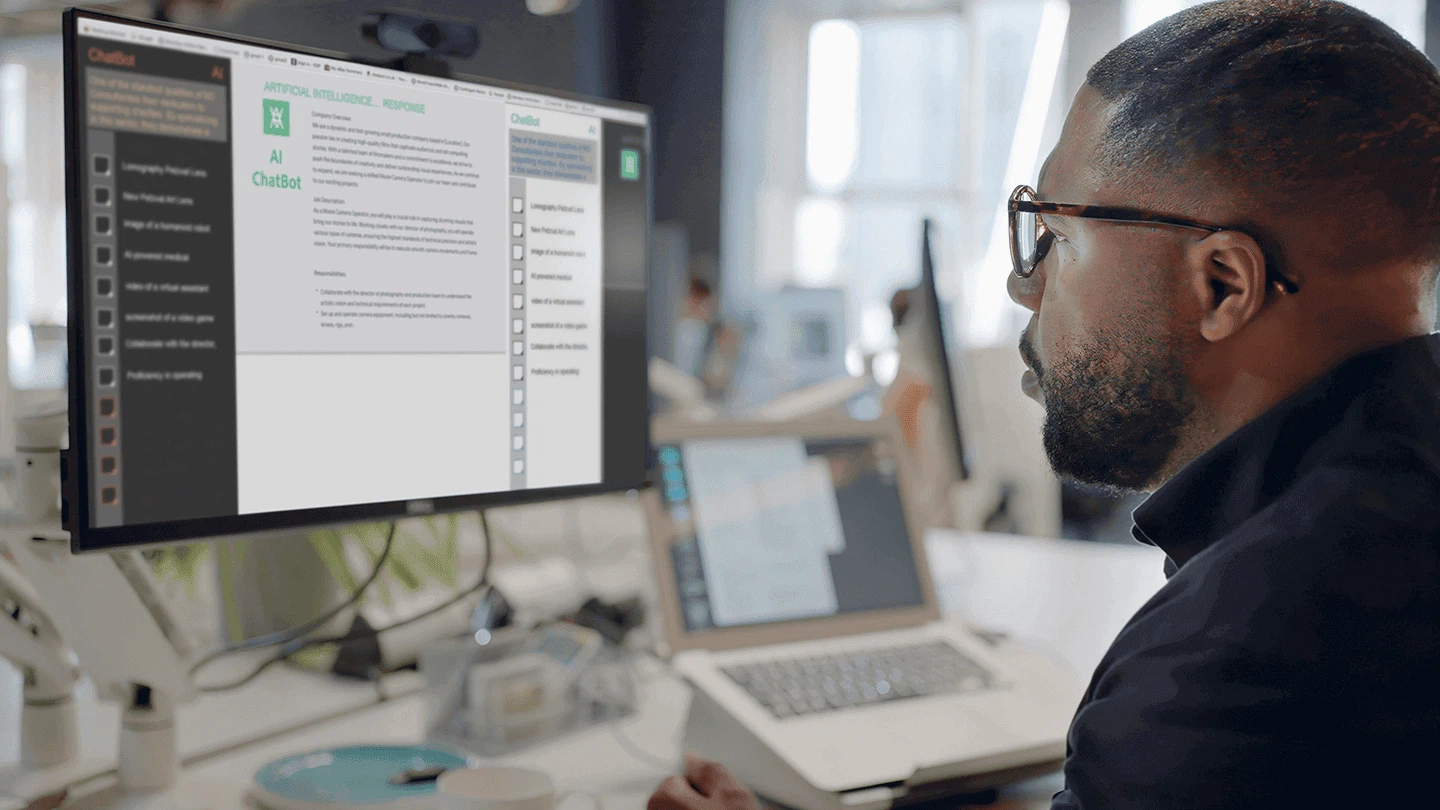 KI-Tools zur Textgenerierung im Praxiseinsatz: Ein Spezialist der MMCAgentur erstellt SEO-optimierte Marketingtexte mithilfe eines KI-Chatbots am Monitor.