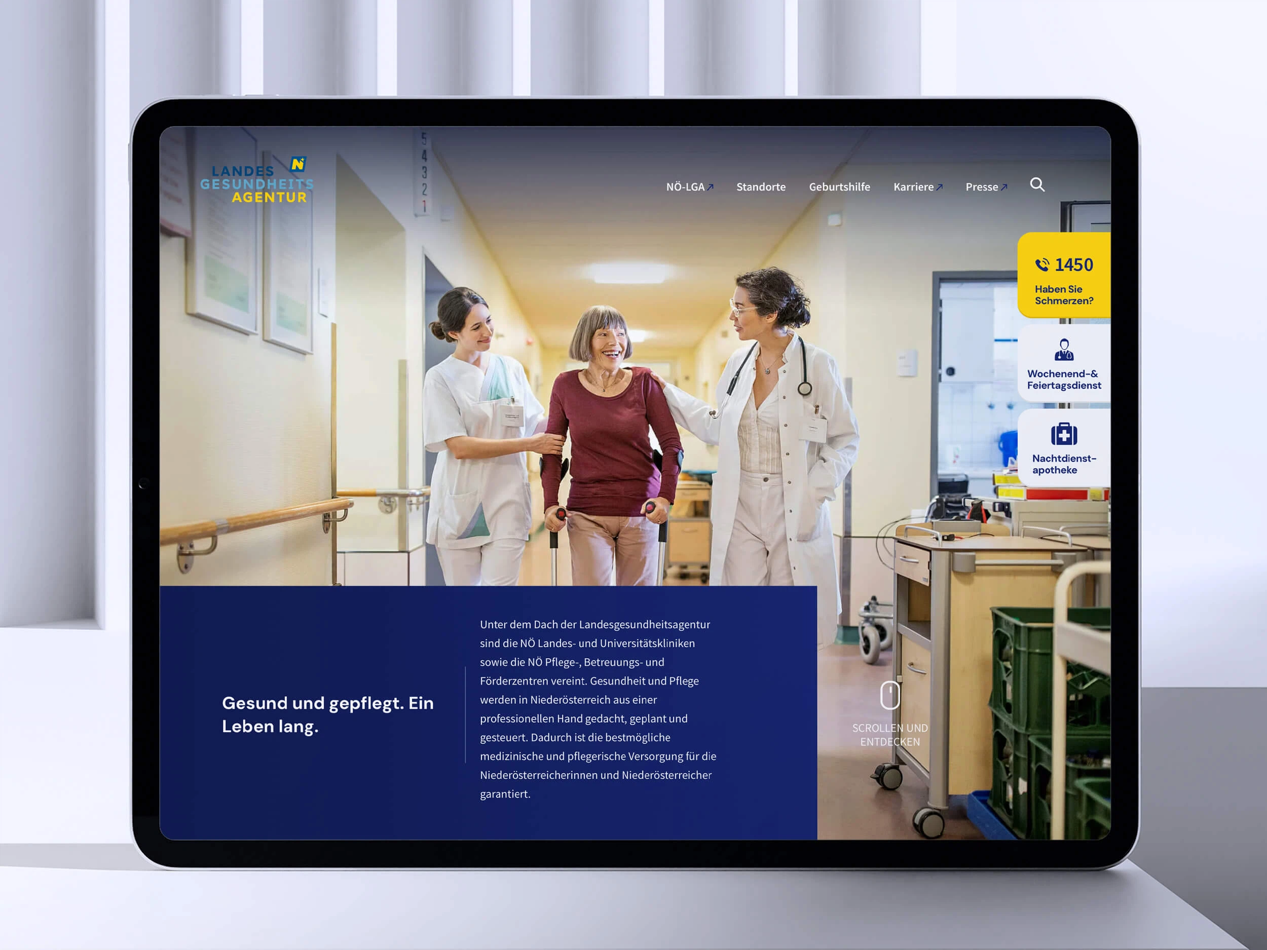 Auf einem Tablet ist die Seite der Landesgesundheitsagentur NÖ als Beispiel für eine von MMCAGENTUR entwickelten Seite mit dem CMS TYPO3 zu sehen.