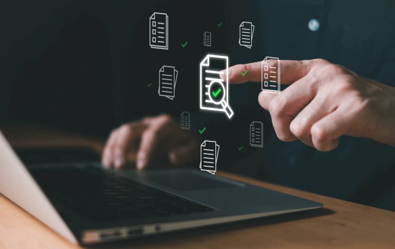 Kriterien beim CMS-Vergleich 2026: Ein User wählt virtuell das passende Content Management System am Laptop aus, symbolisiert durch schwebende Datei-Icons.