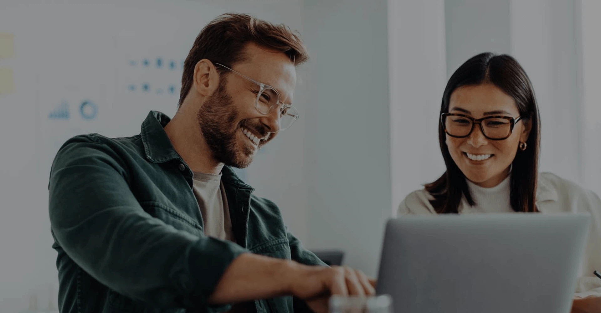 Marketing-Workshops der MMC Agentur: Zwei Spezialisten arbeiten motiviert am Laptop an einer Digital-Strategie für Content und KI-Tools.