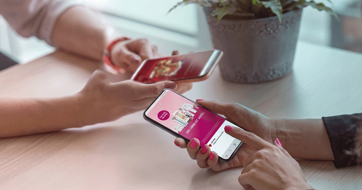 Full-Service Content-Produktion und Social-Media-Marketing: Eine Nahaufnahme von Smartphones, auf denen kreative Instagram-Postings und Kampagnen ausgespielt werden.