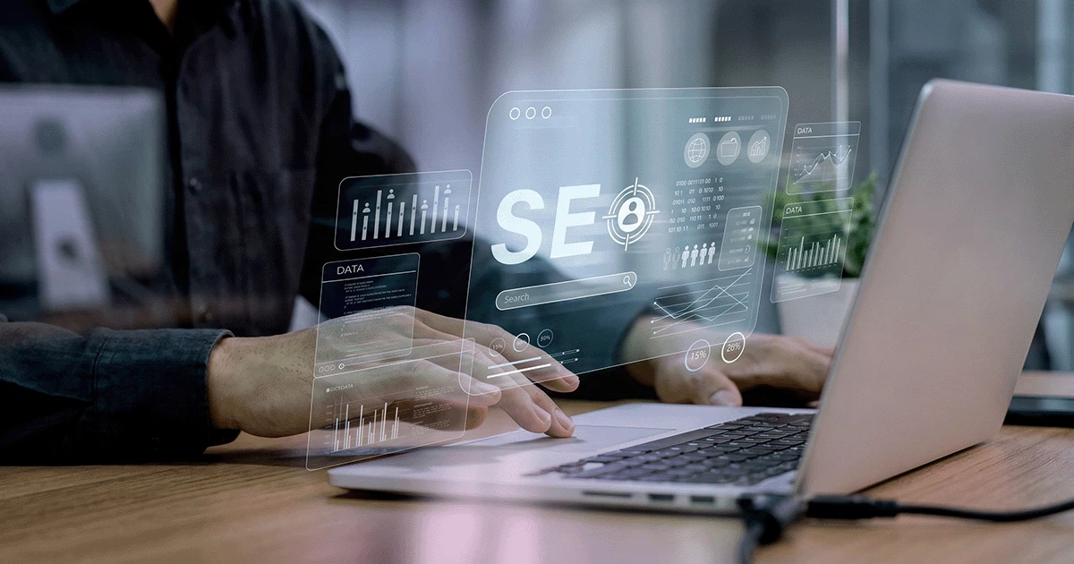 Datengetriebenes Performance-Marketing und Kampagnen-Optimierung: Hände am Laptop unter einer virtuellen Benutzeroberfläche mit SEO-, Tracking- und Analytics-Daten.
