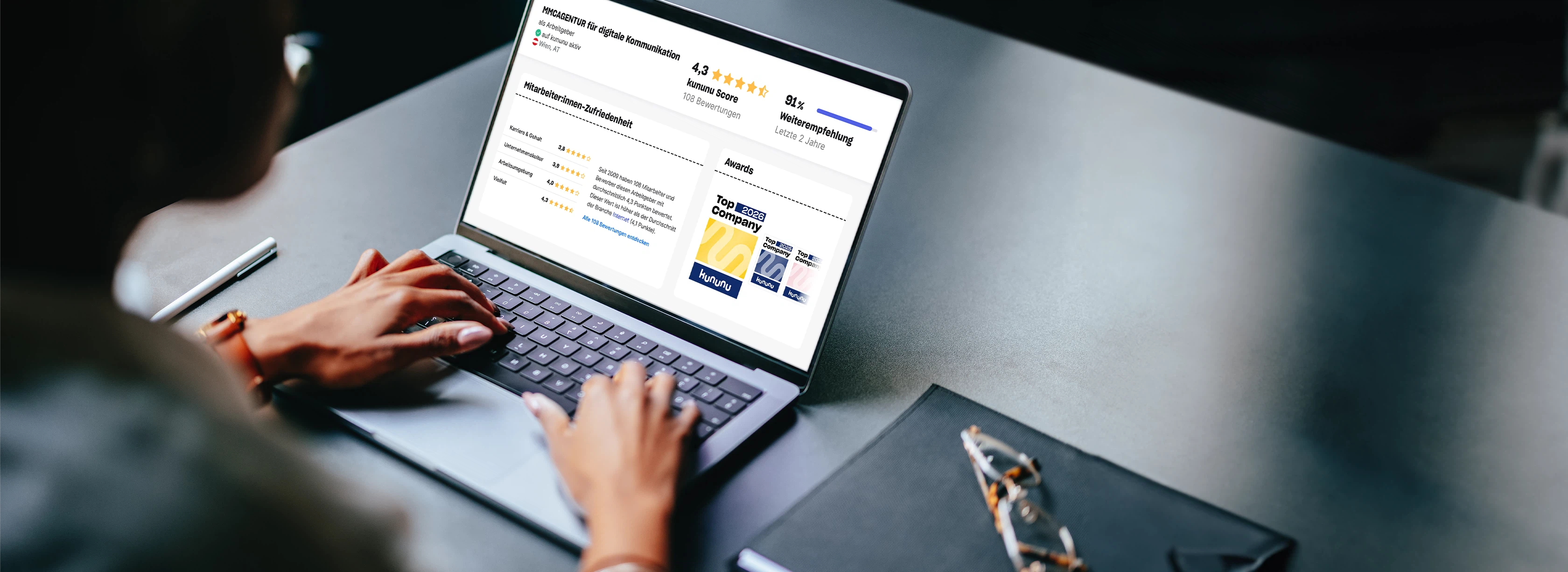 Ausgezeichneter Arbeitgeber in Österreich: Das Kununu-Profil der MMCAgentur mit einem Top-Score von 4,3 Sternen und 91 % Weiterempfehlung auf einem Laptop.