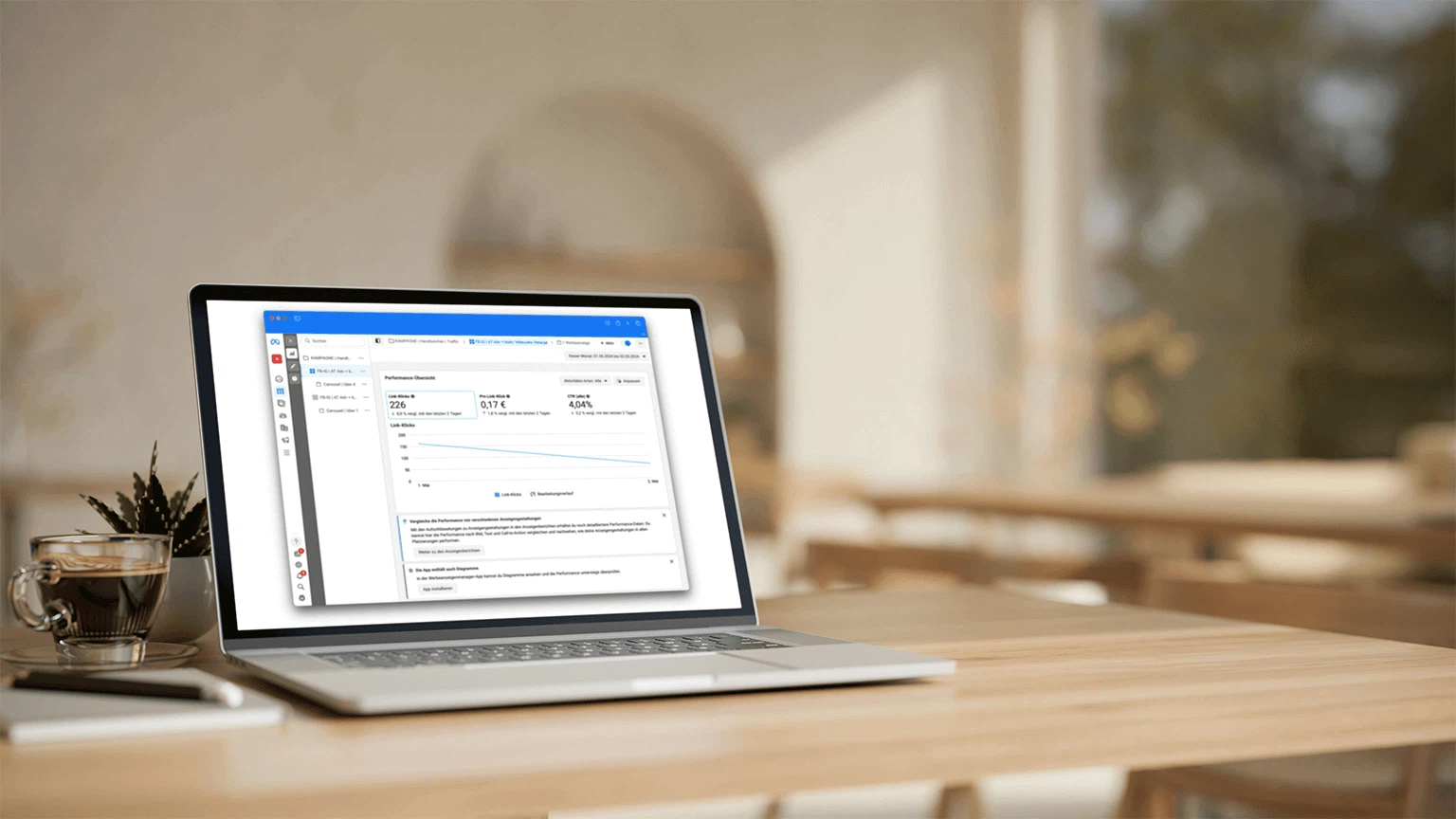 Social Advertising für Employer Branding: Ein Laptop auf einem Holztisch zeigt Performance-Daten und Klickraten im Meta-Werbeanzeigenmanager.